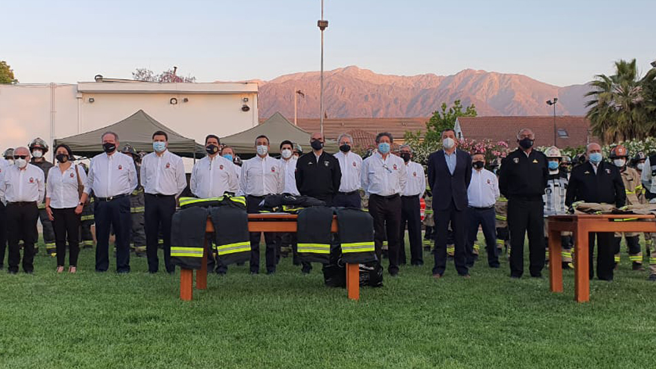 Cuarta entrega uniformes Región Metropolitana: Bomberos de Ñuñoa reciben trajes estructurales y multirol 